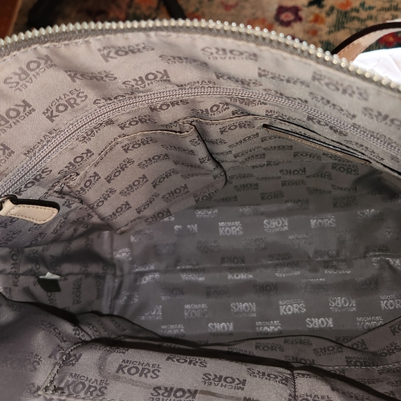 Michael Kors Metallic bag. - Picture 5 of 7